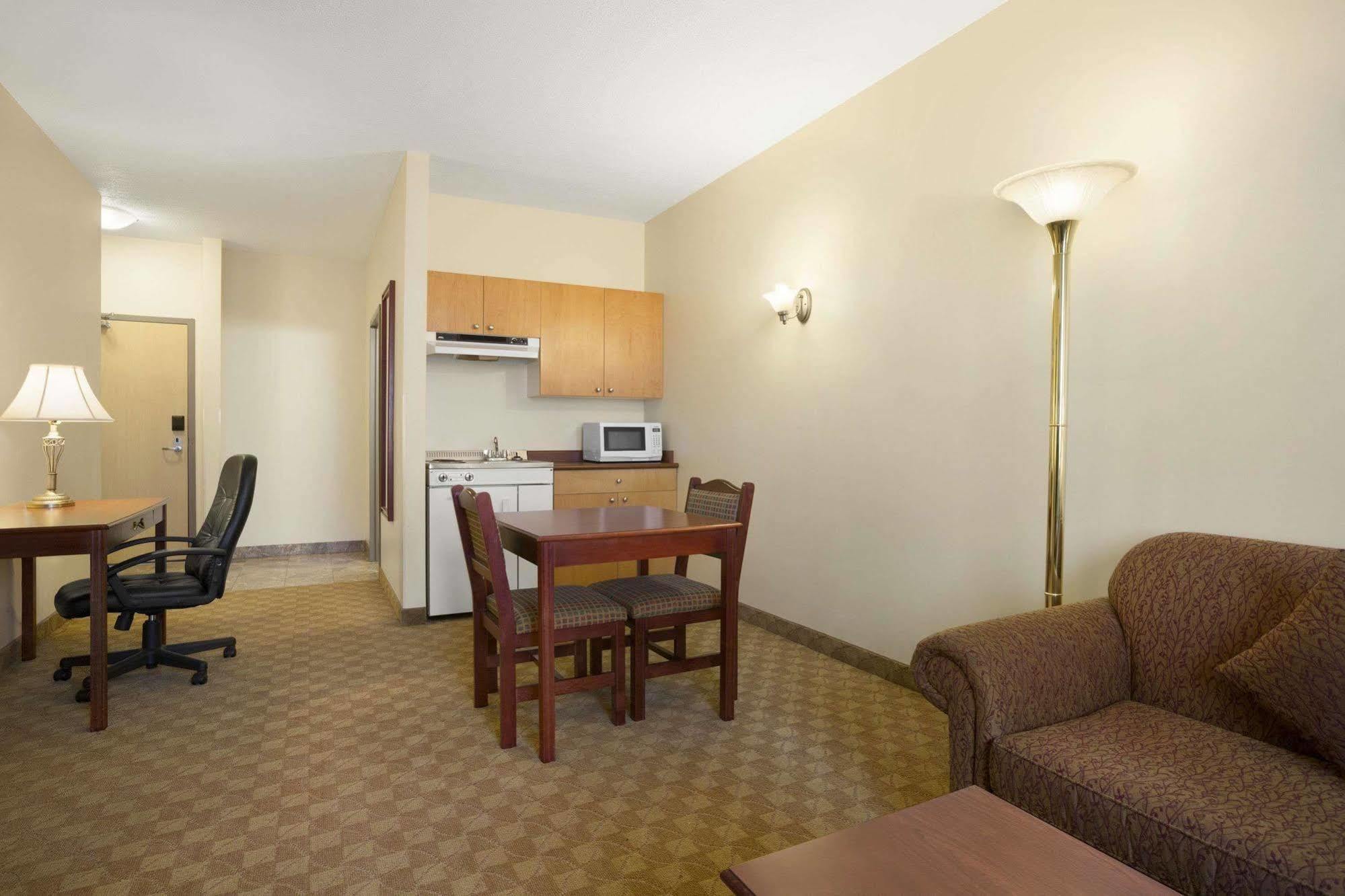 Days Inn By Wyndham Dawson Creek Exterior foto